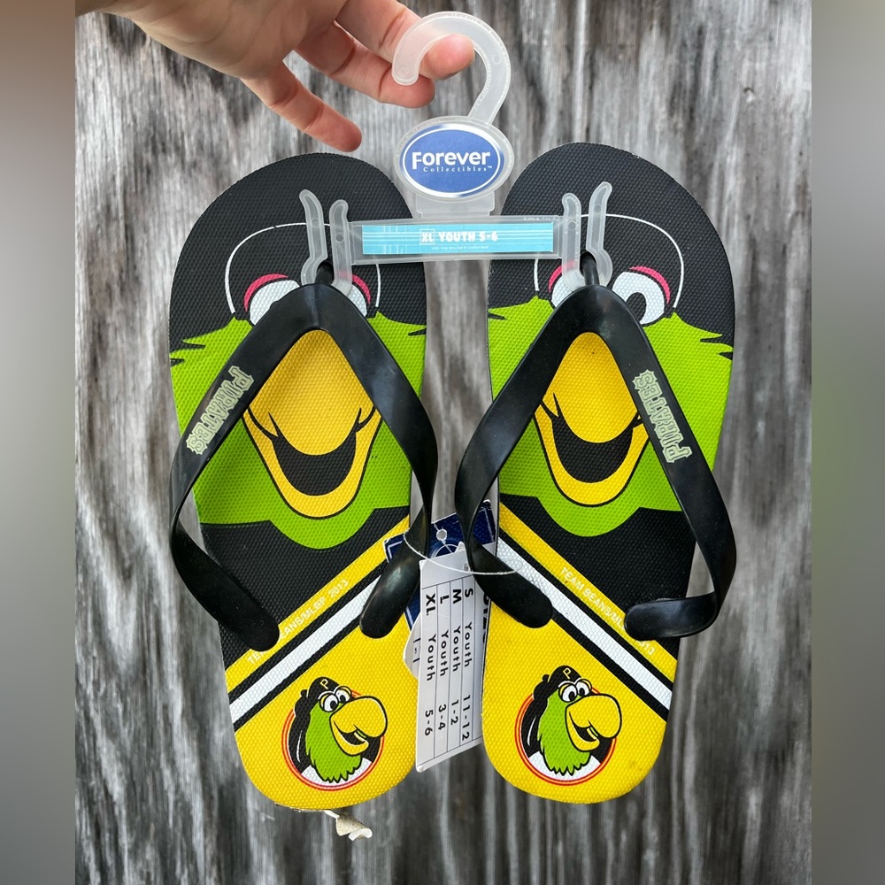 NWT Pittsburgh pirates baseball sandals kids XL youth 5-6